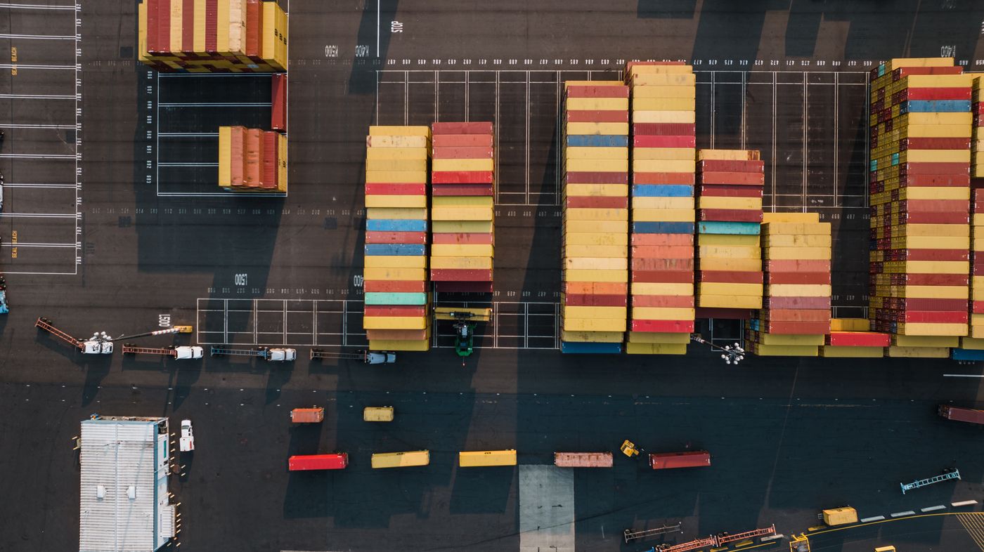 Luftaufnahme von Containern in einem Hafen